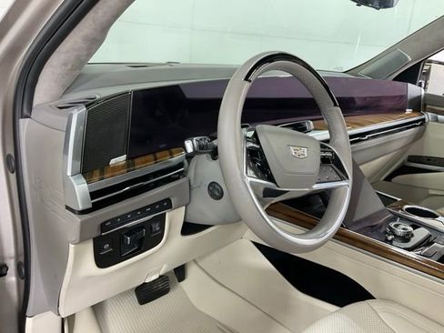 Used 2025 Cadillac Escalade ESV Sport Platinum image 16