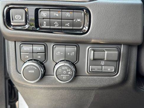 Used 2026 GMC Yukon XL Denali w/ Denali Reserve Package AWD/4WD image 18