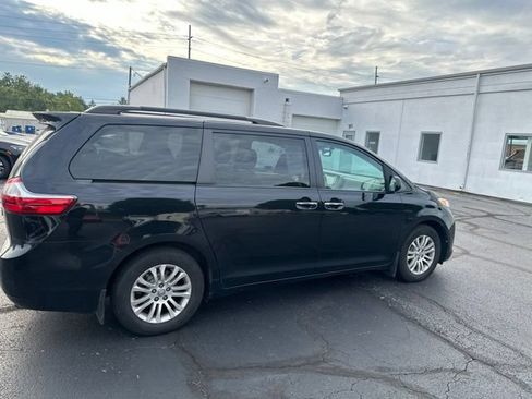 Used 2017 Toyota Sienna XLE w/ XLE Navigation Package FWD image 8