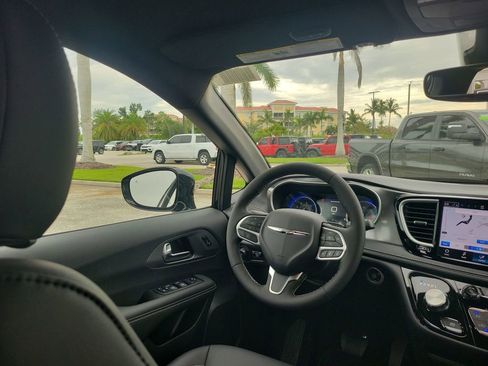 New 2026 Chrysler Pacifica Select image 15