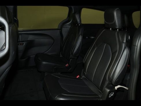 Used 2025 Chrysler Pacifica Select image 28