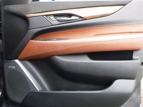 Used 2017 Cadillac Escalade Premium Luxury image 24