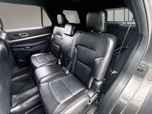 Used 2018 Ford Explorer XLT w/ Equipment Group 202A image 21