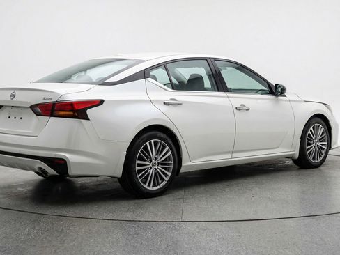 Used 2025 Nissan Altima 2.5 SV image 9