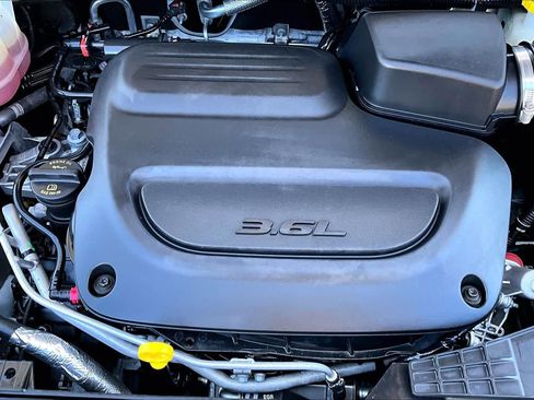 Used 2021 Chrysler Pacifica Limited AWD/4WD image 32
