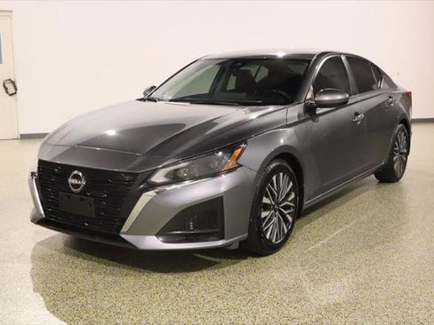 Used 2023 Nissan Altima 2.5 SV w/ SV Premium Package FWD image 4