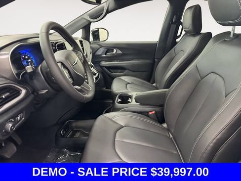 Used 2026 Chrysler Pacifica Select FWD image 6