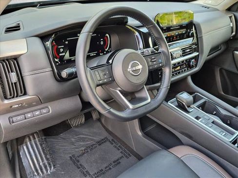 Certified 2025 Nissan Pathfinder Platinum FWD image 10