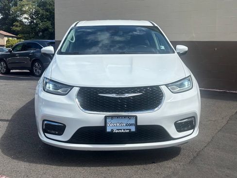 Used 2023 Chrysler Pacifica Touring-L FWD image 13