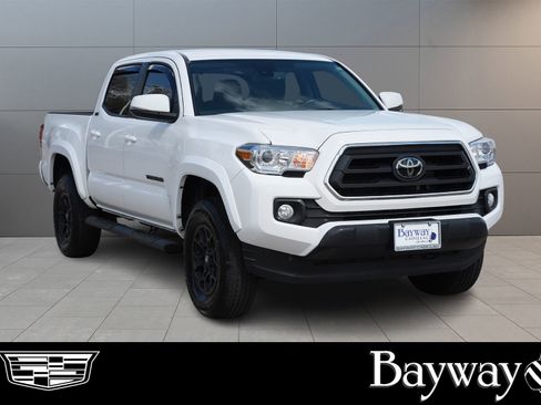 Used 2022 Toyota Tacoma SR5 w/ Technology Package image 3