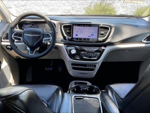 Used 2023 Chrysler Pacifica Touring-L FWD image 15