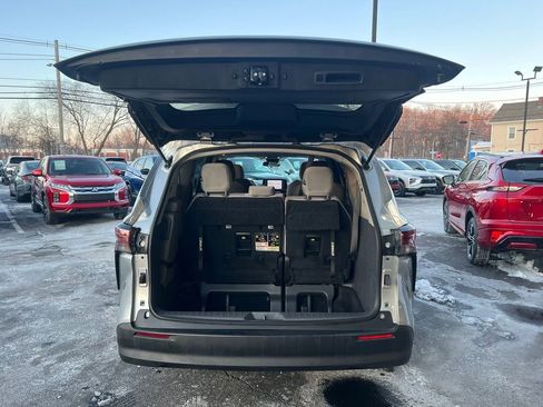 Used 2024 Toyota Sienna LE image 21