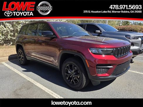 Used 2025 Jeep Grand Cherokee Altitude image 1