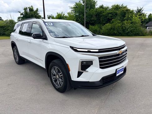 Used 2024 Chevrolet Traverse LT FWD image 2