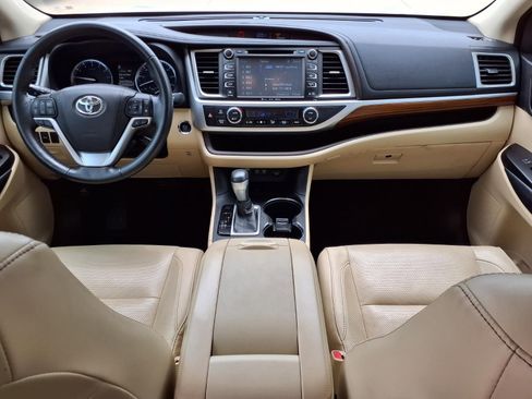 Used 2018 Toyota Highlander Limited Platinum FWD image 9