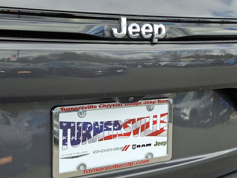 Used 2024 Jeep Grand Cherokee Laredo image 17