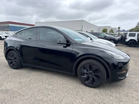 Used 2025 Tesla Model Y Long Range RWD image 4