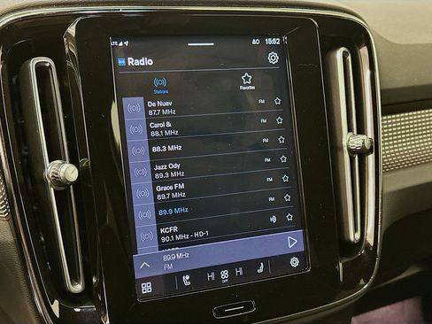 Used 2022 Volvo XC40 P8 Recharge Plus image 21