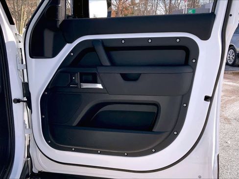 Used 2025 Land Rover Defender 110 S image 21