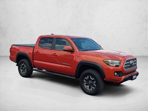 Used 2017 Toyota Tacoma TRD Off-Road w/ Premium & Technology Package AWD/4WD image 3
