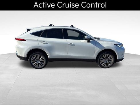 Used 2022 Toyota Venza XLE image 10