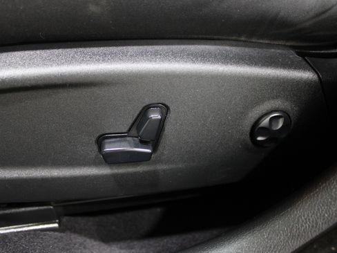 Used 2019 Chrysler 300 Touring w/ Sport Appearance Package image 4