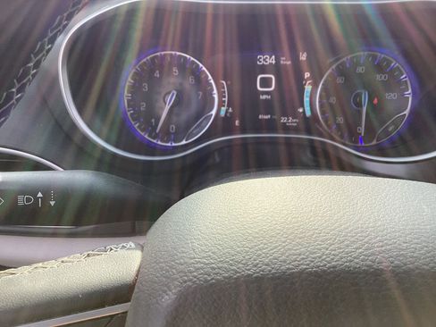 Used 2024 Chrysler Pacifica Touring-L FWD image 10
