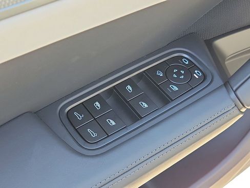 New 2026 Porsche Cayenne Base image 26