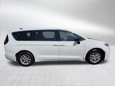 Used 2024 Chrysler Pacifica Touring-L FWD image 8