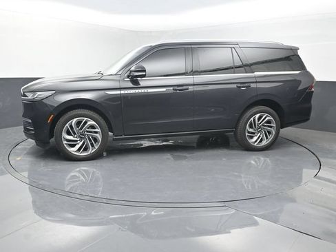 Used 2025 Lincoln Navigator Reserve AWD/4WD image 2