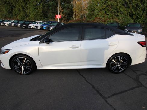 Used 2023 Nissan Sentra SR w/ Electronics Package image 2