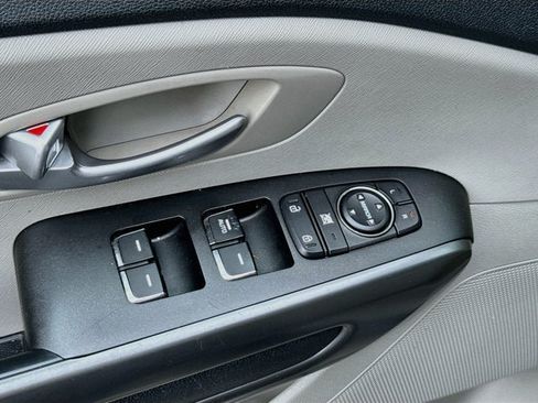 Used 2019 Kia Sedona LX FWD image 17