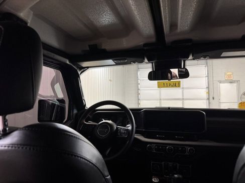 Used 2024 Jeep Gladiator Rubicon w/ Convenience Group image 21