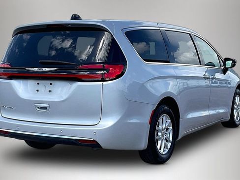 Certified 2024 Chrysler Pacifica Touring-L FWD image 5