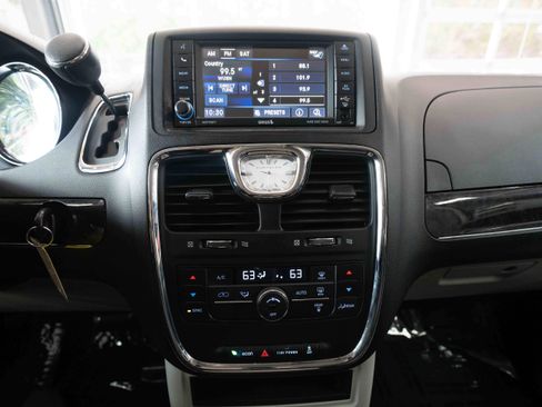 Used 2014 Chrysler Town & Country Touring FWD image 16