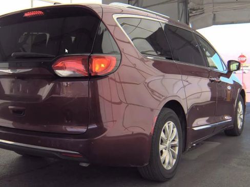 Used 2018 Chrysler Pacifica Touring-L FWD image 5