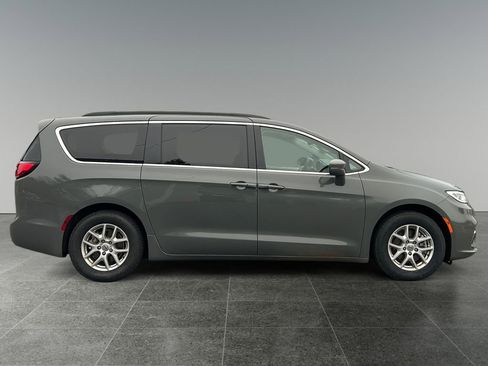 Used 2022 Chrysler Pacifica Touring-L image 8