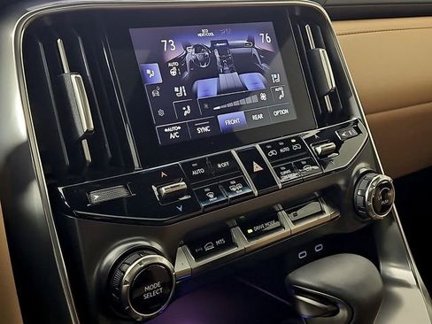 Used 2025 Lexus LX 600 4WD w/ Luxury Package image 19