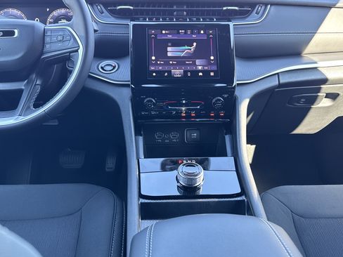 New 2025 Jeep Grand Cherokee L Laredo image 6