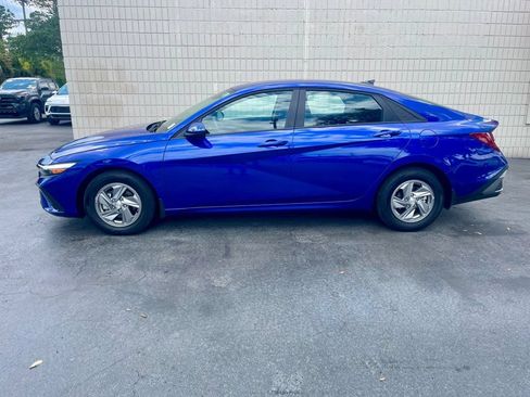 Used 2025 Hyundai Elantra SE FWD image 2