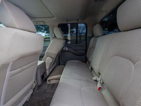 Used 2010 Nissan Frontier SE w/ Moonroof Pkg AWD/4WD image 14
