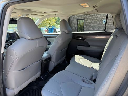 Used 2021 Toyota Highlander Limited FWD image 15