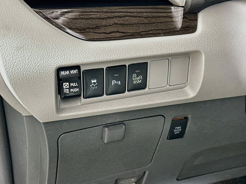 Used 2015 Toyota Sienna XLE w/ XLE Navigation Package FWD image 10