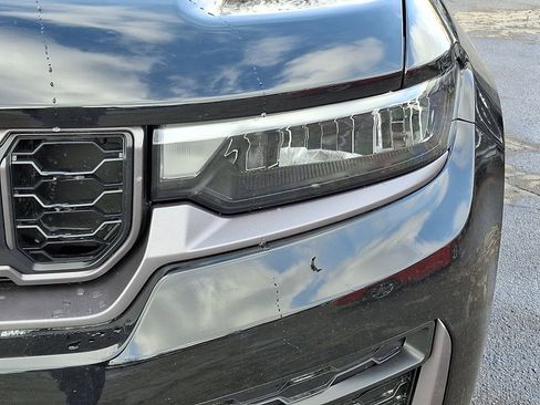 New 2026 Jeep Grand Cherokee Altitude image 9