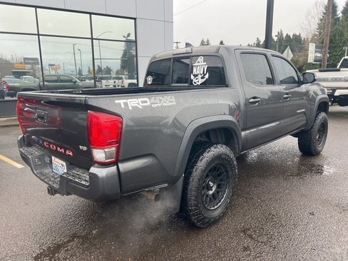 Used 2016 Toyota Tacoma TRD Off-Road w/ Premium & Technology Package image 4