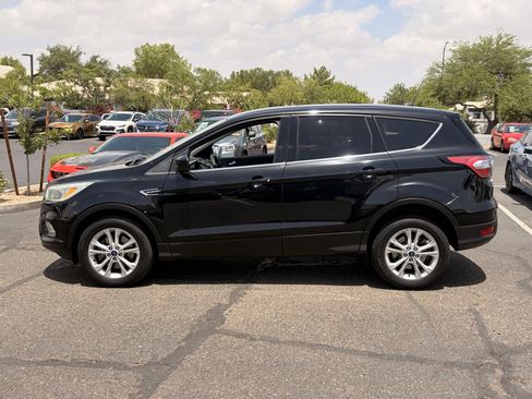 Used 2017 Ford Escape SE FWD image 2