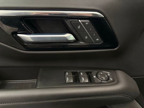 Used 2025 Chevrolet Suburban Z71 image 10