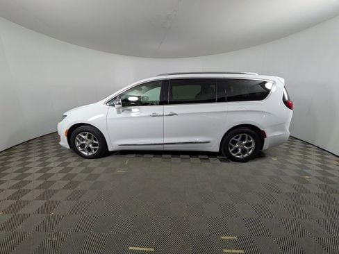 Used 2019 Chrysler Pacifica Limited image 26