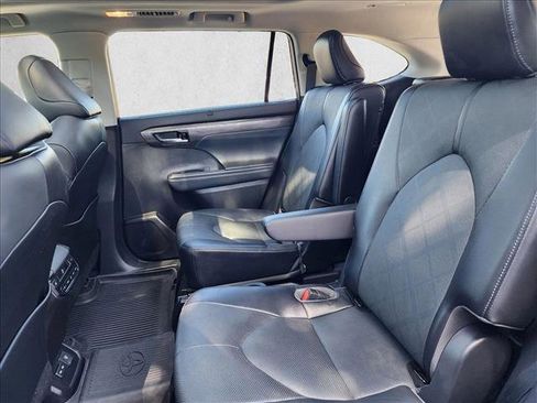 Used 2022 Toyota Highlander Platinum AWD/4WD image 19