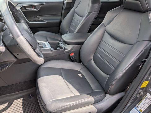 Used 2020 Toyota RAV4 XLE Premium AWD/4WD image 28